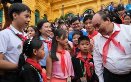 Chủ tịch nước Nguyễn Xuân Phúc gặp gỡ thiếu nhi 54 dân tộc