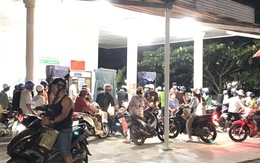Xăng về trong đêm, người dân đảo Phú Quý tranh thủ mang xe ra 'nạp'