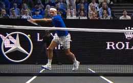 Federer đánh bóng xuyên qua lưới ở trận cuối sự nghiệp