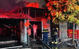 Hà Nội: Cháy lớn, 4 căn nhà tạm ở quận Hoàng Mai bị thiêu rụi