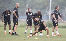 Mưa lớn ngăn đội huyền thoại CLB Dortmund tập luyện trước khi đối đầu Việt Nam