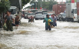 Mưa dồn dập, hàng loạt thủy điện, hồ thủy lợi xả lũ, bà con vội vã 'chạy lụt'