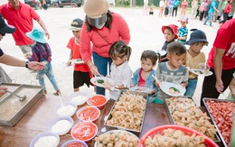 Ngày khai trường lần đầu được ăn... buffet