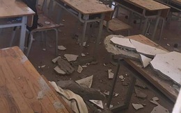 Mảng trần phòng học lở, rơi trúng người, 2 học sinh bị thương