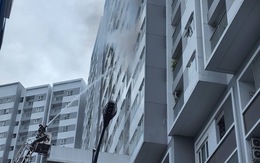 Cảnh sát điều xe thang dập tắt đám cháy tại căn hộ chung cư ở Bình Tân