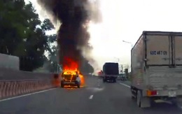 Xe 7 chỗ bốc cháy dữ dội trên quốc lộ 1, 2 thanh niên kịp thời thoát thân