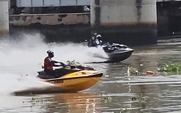 Mô tô nước 'chạy lụi' trên sông Sài Gòn