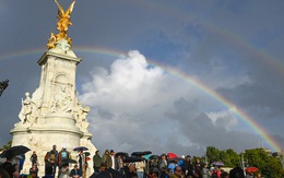 Cầu vồng kép xuất hiện ở London trong giờ phút Nữ hoàng Elizabeth II băng hà