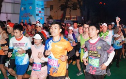 5.000 người chạy marathon chào năm mới 2023 tại bờ hồ Hoàn Kiếm, Hà Nội