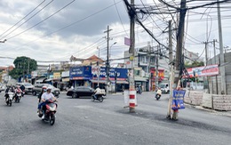 Những cột điện cao thế sừng sững giữa đường ở TP Thủ Đức