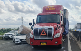Cao tốc TP.HCM - Trung Lương kẹt cứng vì nhiều cuộn giấy trên xe container rơi trúng xe hơi
