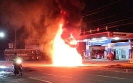Sau khi mua xăng, xe hơi bất ngờ cháy rụi trên quốc lộ 50