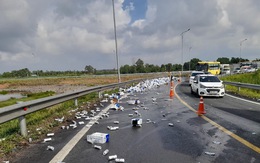 Cả trăm thùng bia rơi trên cao tốc TP.HCM - Trung Lương