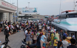 Dân Lý Sơn lên tàu về nhà đón Tết sau ba ngày mệt mỏi chờ ở cảng Sa Kỳ