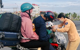 Cảnh sát giao thông Đồng Nai đội nón bảo hiểm cho trẻ về quê đón Tết