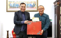 Chủ tịch VFF tặng quà và chúc Tết HLV Park Hang Seo