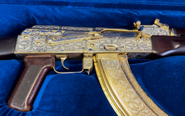 Hải quan Nga tịch thu khẩu súng trường Kalashnikov bằng vàng