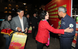 Trưởng Ban Tổ chức Trung ương Trương Thị Mai tặng quà người quét rác