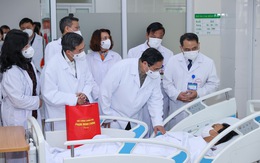 Thăm bệnh viện 30 Tết, Thủ tướng mong bác sĩ chăm bệnh nhân tận tình