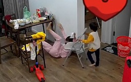 Mẹ ngã dập mông vì không hay biết con gái lấy ghế