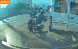 Người đàn ông gặp họa vì vừa chạy xe máy vừa nghe điện thoại