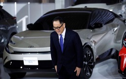 CEO Toyota từ chức: ‘Tôi cần lùi cho người trẻ làm xe điện’