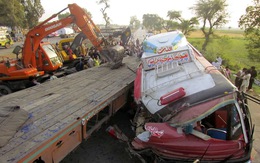 Tai nạn ở Pakistan, 40 người chết không thể nhận dạng
