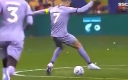 Khoảnh khắc Ronaldo đảo chân 'làm màu' bị so sánh với lạc đà đá bóng