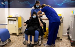 Hy Lạp: Các nhân viên y tế từ chối tiêm vaccine ngừa COVID-19 được trở lại làm việc