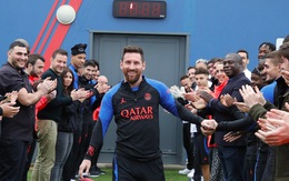 Đồng đội đứng thành hai hàng vỗ tay chào đón Messi trở lại PSG