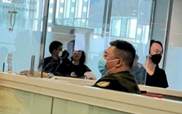 Đình chỉ nhân viên xuất nhập cảnh sân bay bị tố đòi 'tiền tip' của khách Singapore