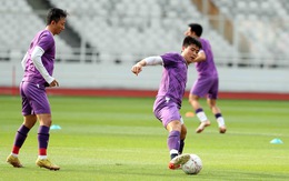 Đội tuyển Việt Nam thích thú với sân cỏ đẹp như nhung của Indonesia