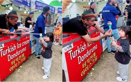 Bé gái thích thú khi người bán kem Thổ Nhĩ Kỳ đùa nhây