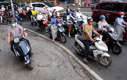 'Cuộc chiến giao thông' mỗi ngày ở vòng xoay Công trường Dân Chủ