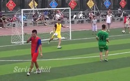 Đồng đội chán không buồn nói khi hai thủ môn phát bóng qua lại cho nhau