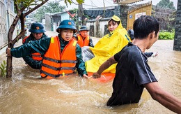 Đà Nẵng triển khai cán bộ, bộ đội mang xuồng đưa dân đi tránh lụt