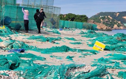 Biển Cam Ranh bốc mùi, dày đặc rác nhựa và lưới hỏng vì lồng nuôi tôm hùm