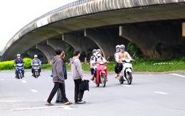 Thờ ơ với hầm đi bộ và cầu vượt, nhiều người liều lĩnh băng ngang đường