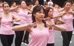 Aerobic 'nhuộm hồng' trước Nhà hát Thành phố mừng Ngày Phụ nữ Việt Nam