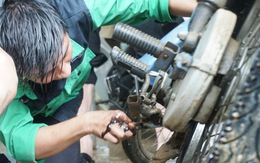 Sinh viên cắm chốt ở ‘rốn’ ngập, sửa xe miễn phí cho người dân