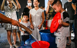 Dân chung cư Hà Nội xuyên đêm xách nước, dùng lại nước thải sinh hoạt