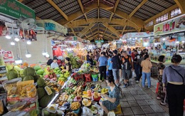 Cận cảnh chợ Bến Thành xuống cấp: mưa là dột, triều cường dễ ngập