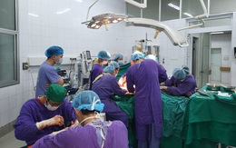 30 y bác sĩ cắt bỏ thành công khối u khổng lồ 23kg bị vỡ