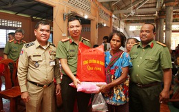 Công an An Giang khám bệnh, tặng quà cho 600 người dân Campuchia
