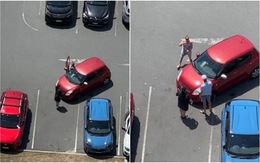 Người phụ nữ đứng giữ chỗ đỗ xe, quyết không cho ô tô đánh lái vào