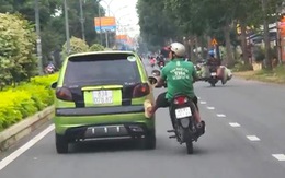 Người chạy xe máy dùng chân đẩy ô tô ở Sóc Trăng, bị phạt 500.000 đồng