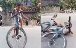 Bé trai ngã dập mông khi trổ tài diễn xiếc trên xe đạp