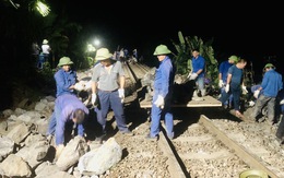 Thông tuyến đường sắt Hà Nội - Lào Cai sau 2 ngày ách tắc