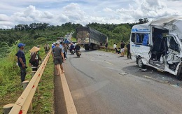 Xe khách 16 chỗ và xe tải tông nhau, 13 người thương vong ở Đắk Lắk