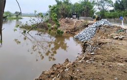 Hà Tĩnh: Công an gấp rút giúp dân dọn dẹp bùn đất